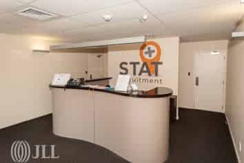 1,000 sqm office and 19 car parks - Waltham