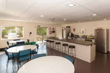 1,000 sqm office and 19 car parks - Waltham