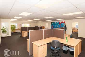 1,000 sqm office and 19 car parks - Waltham