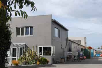 Tidy warehouse and office. Airport location.