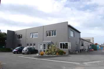 Tidy warehouse and office. Airport location.