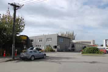 Tidy warehouse and office. Airport location.