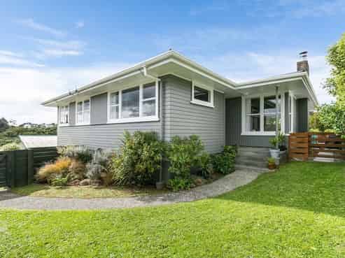 64 Mark Avenue, Paparangi