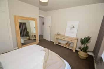 27B Hills Road, Edgeware