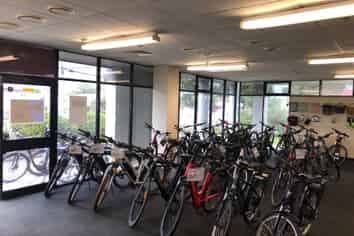 High visibility ground floor Showroom/office in Pe