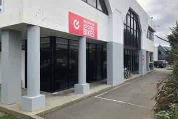 High visibility ground floor Showroom/office in Pe