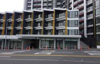 PROMINENT CITY ROAD FRONTAGE WITH LARGE WINDOW...