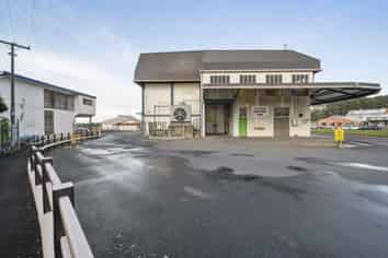 Strategic Port location with options