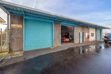 Strategic Port location with options