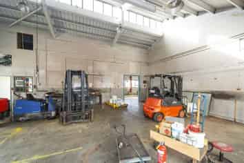 Strategic Port location with options