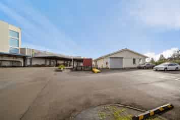 Strategic Port location with options