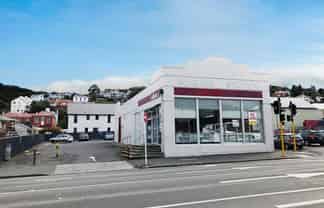 High profile showroom/retail premises