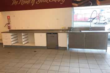 High profile showroom/retail premises