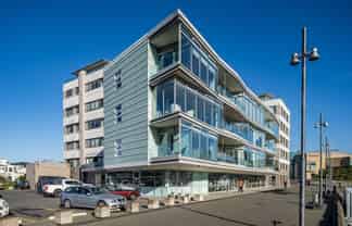 SHOWROOM / OFFICE WITH SWEEPING VIEWS