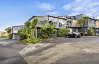 OFFICES WITH CITY VIEWS FOR LEASE