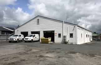 Near new warehouse, offices and yard