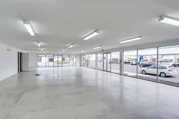 High Profile Industrial Warehouse & Showroom