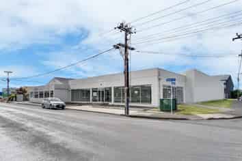 High Profile Industrial Warehouse & Showroom