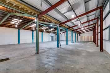 High Profile Industrial Warehouse & Showroom