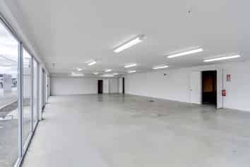 High Profile Industrial Warehouse & Showroom