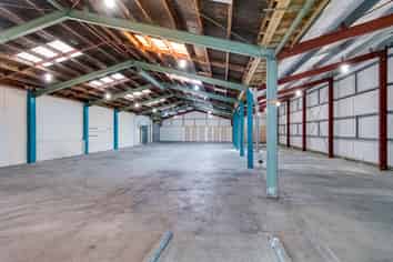 High Profile Industrial Warehouse & Showroom