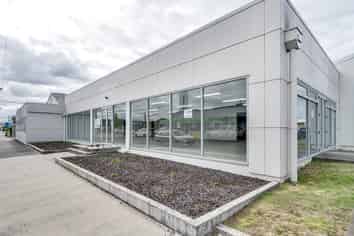 High Profile Industrial Warehouse & Showroom