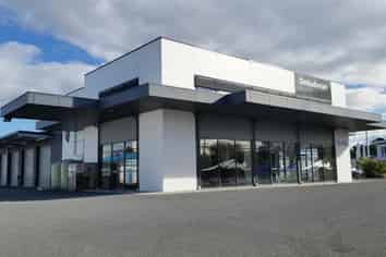 Corner Profile & Close to the Airport