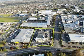 Corner Profile & Close to the Airport