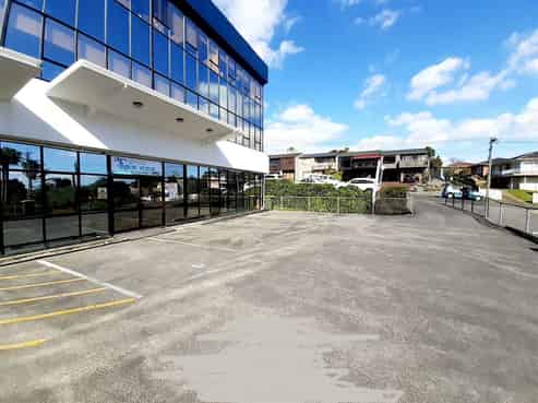 Central Takapuna Spacious Ground level Office