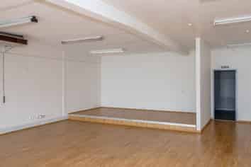 Open-plan office or retail/display for lease