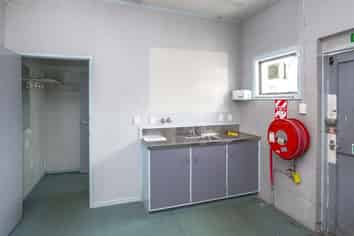 Open-plan office or retail/display for lease