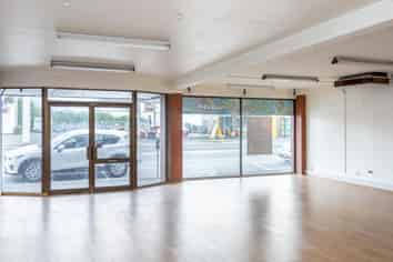 Open-plan office or retail/display for lease