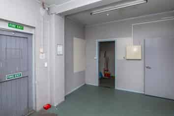 Open-plan office or retail/display for lease