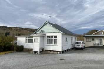 X1 HOUSE x1 APARTMENT AND A PUB!