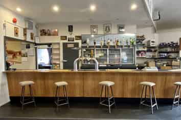 X1 HOUSE x1 APARTMENT AND A PUB!