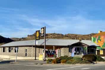 X1 HOUSE x1 APARTMENT AND A PUB!