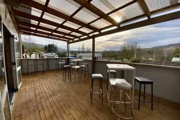 X1 HOUSE x1 APARTMENT AND A PUB!