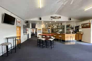 X1 HOUSE x1 APARTMENT AND A PUB!