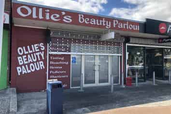 Retail space next to Pizza Hut