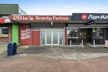 Retail space next to Pizza Hut