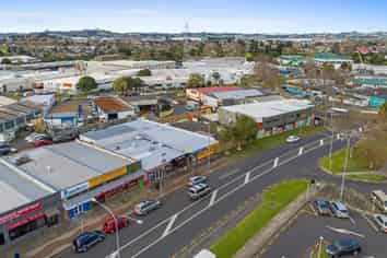 Retail space next to Pizza Hut