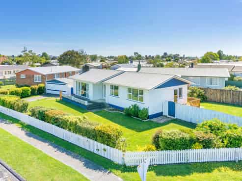2 Rhonda Avenue, Deanwell