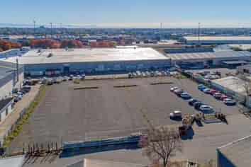 Large secure sealed yard close to the city centre