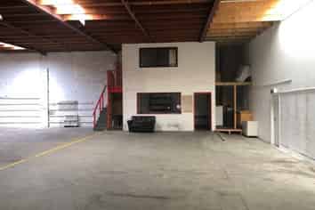 Warehouse Unit Minutes from the Queenstown CBD