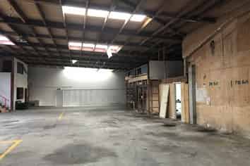 Warehouse Unit Minutes from the Queenstown CBD