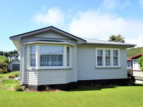 8 Warburton Street, Karoro