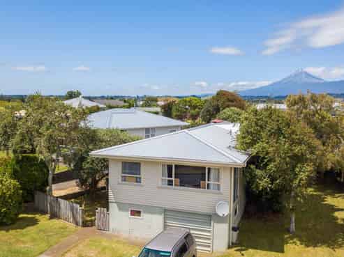 6 Clearmont Crescent, Blagdon