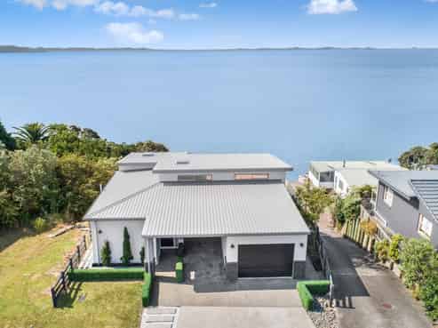 16 Crispe Road, Clarks Beach