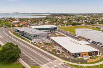 RETAIL / HOSPITALITY OPPORTUNITY IN BUSY DEVEL...