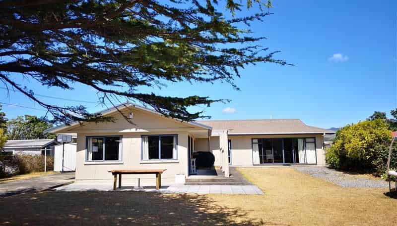 300 The Square, Whangamata